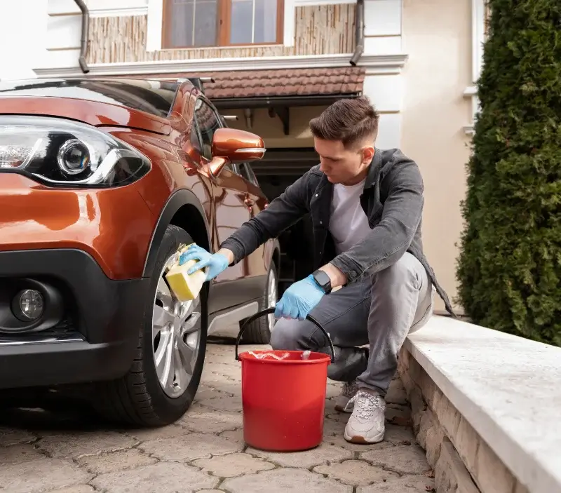 Lavage auto à domicile Saint-Mard-de-Réno : professionnel intervenant sur un véhicule